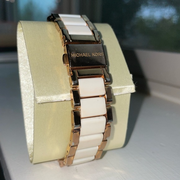 Michael Kors Watch - Picture 5 of 8